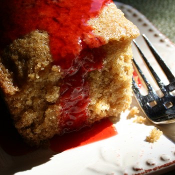 Fast and easy Almond Cake with fresh Strawberry coulis